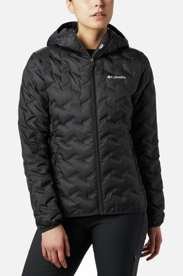 מעיל פוך לנשים Delta Ridge Hooded W בצבע שחור, מודגמן ע"י דוגמנית עם טייטס שחור וצבע עור לבן