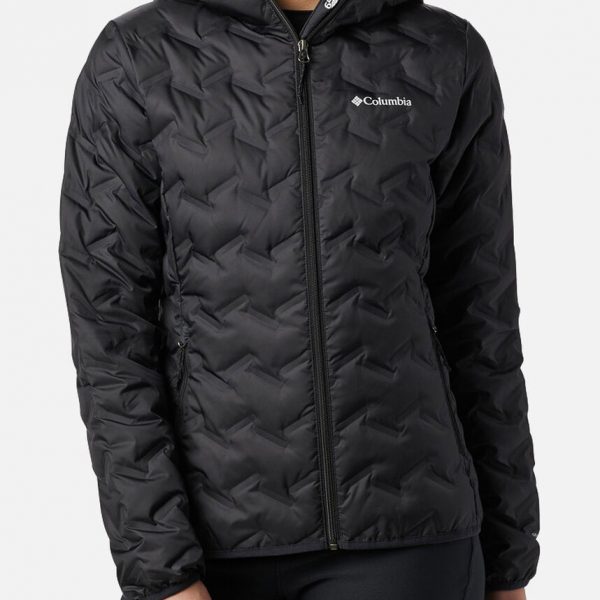 מעיל פוך לנשים Delta Ridge Hooded W בצבע שחור, מודגמן ע"י דוגמנית עם טייטס שחור וצבע עור לבן